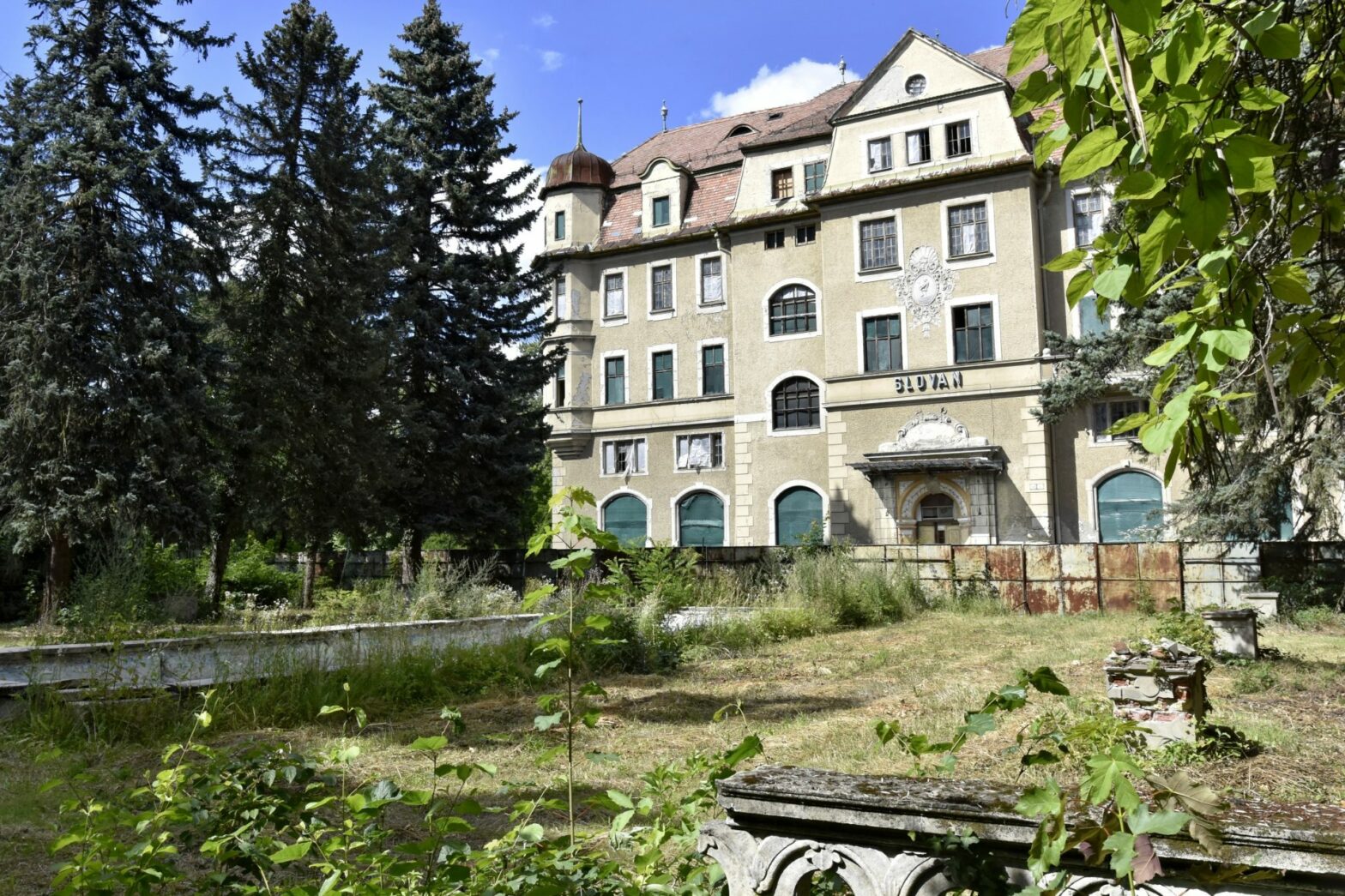 Národná kultúrna pamiatka hotel Slovan už zdevastovaná