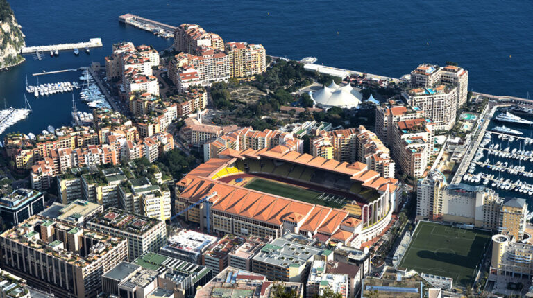 futbal na Stade Louis II. v Monaku