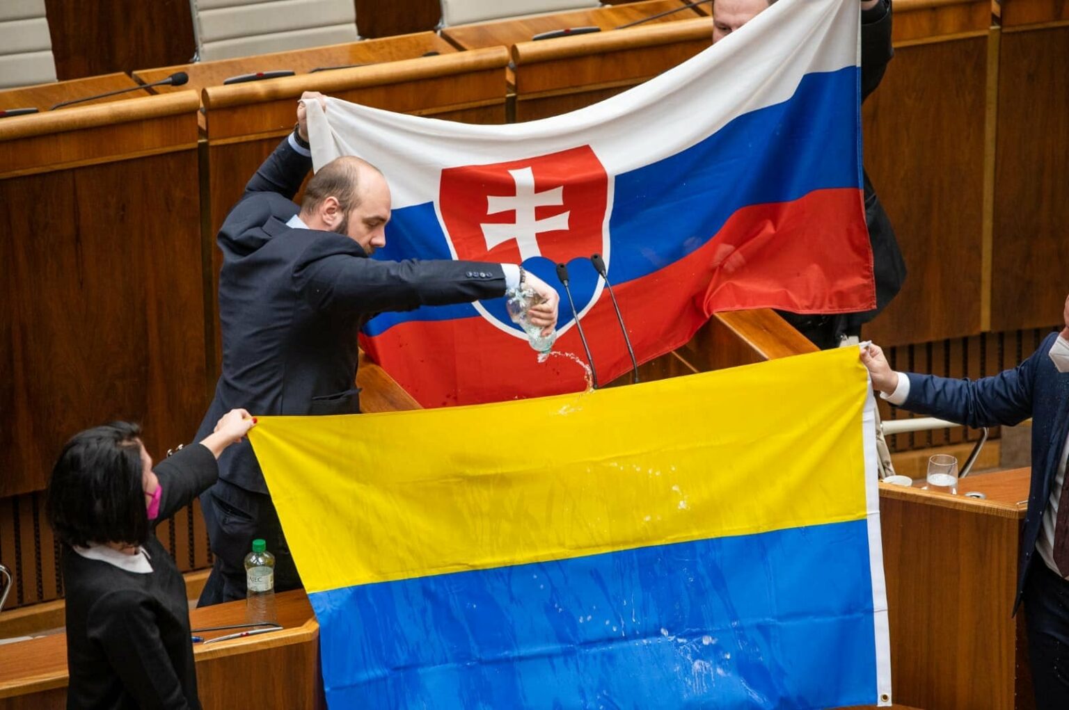 ukrajinská vlajka v parlamente