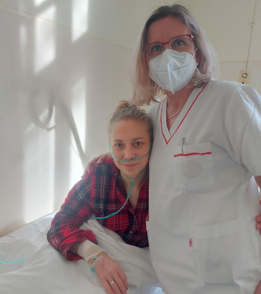 Pneumologička Lenka Kopčová s pacientkou Oľgou z Ukrajiny/foto: UNLP